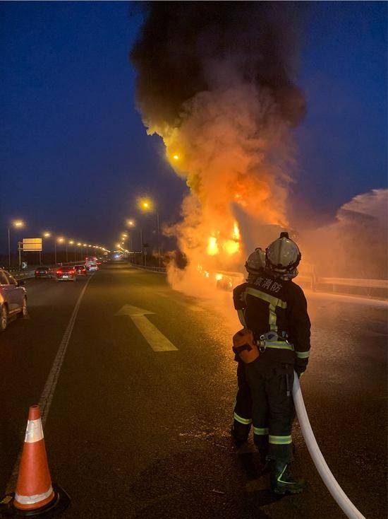 北京南五环混凝土泵车起火，车上还有5个700升柴油桶……