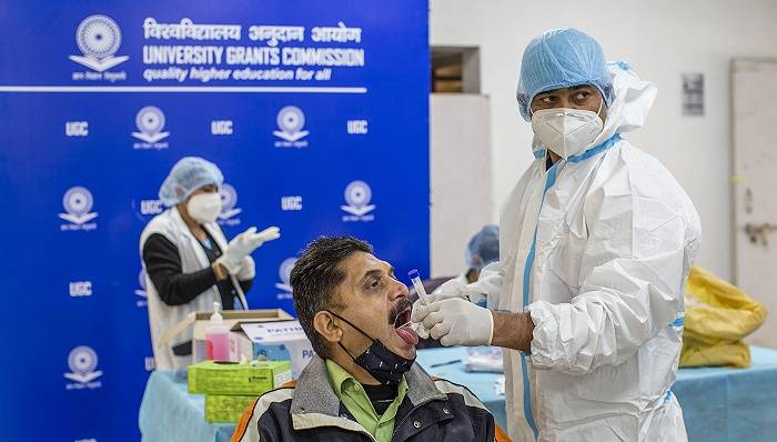12月16日，印度新德里，民众接受新冠病毒检测。图片来源：视觉中国