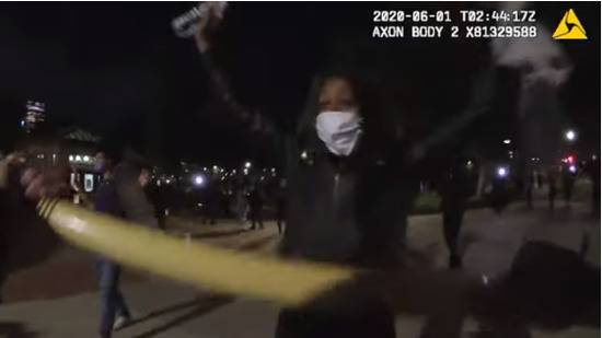 警棍挥向抗议人士。（图截自执法记录仪录像）