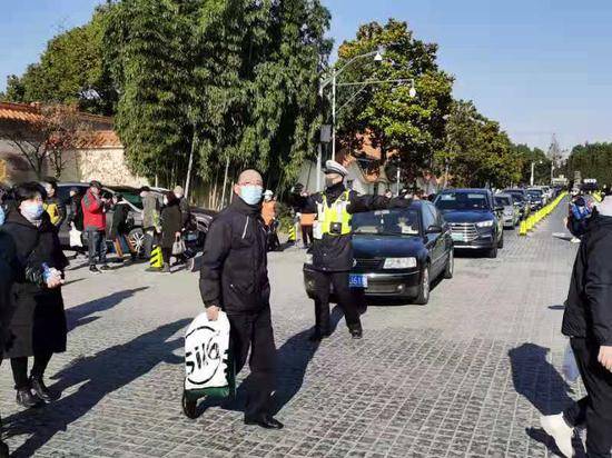 青浦分局交警支队机动二大队民警吴晓锋在福寿园一号门口指挥疏导交通