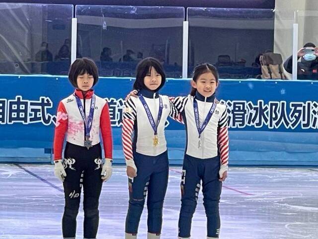看哭了！北京这位8岁女孩摔了一跤，获400万点赞