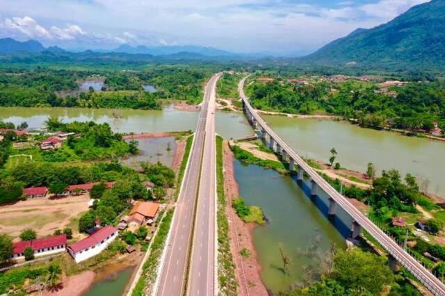 老挝第一条高速公路长啥样？