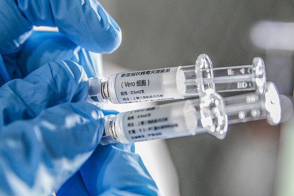 研究人员展示首批获得临床研究批件的新冠病毒灭活疫苗样品。新华社记者张玉薇摄