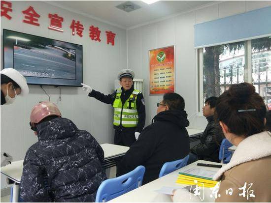 在宣教室中认真学习的市民和一本正经教学的民警。