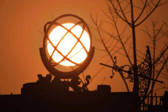 有趣的一幕！北京冬至日，夕阳与经纬仪重叠