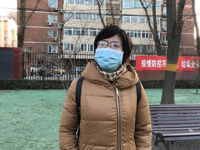 庭审结束后，苏享茂的姐姐在法院外接受采访。新京报记者张惠兰摄