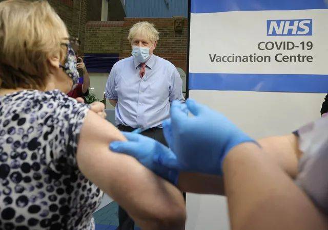 ▲12月8日，英国首相鲍里斯·约翰逊在伦敦一家医院的疫苗接种中心观看一名女子接种疫苗。12月8日，英国首相鲍里斯·约翰逊在伦敦一家医院的疫苗接种中心观看一名女子接种疫苗。