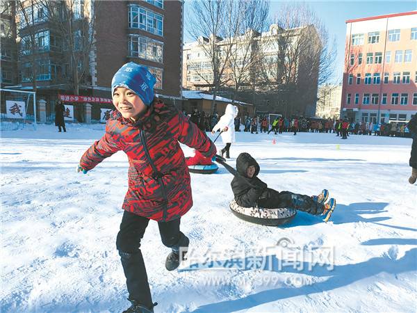 孩子们在雪地上玩雪圈。