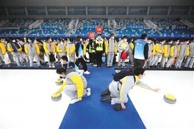 北京：水立方二次“变身” 冰壶场开放试运营