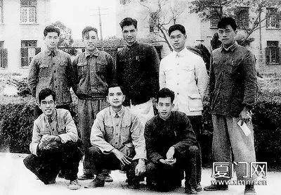 1951年，邓子基（前排中）与同学合影。