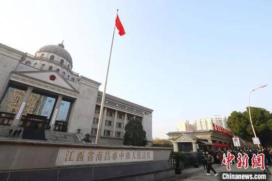 图为江西省南昌市中级人民法院门口，大量记者和市民排队申请旁听。刘占昆摄
