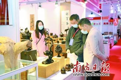 在第十一届中国（东莞）国际沉香文化产业博览会上，采购商正在询价。