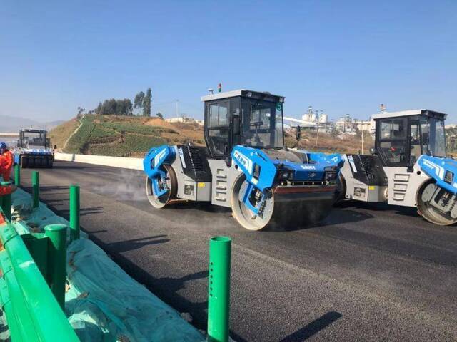 牛！云南首次无人驾驶摊铺高速公路路面，看这里→