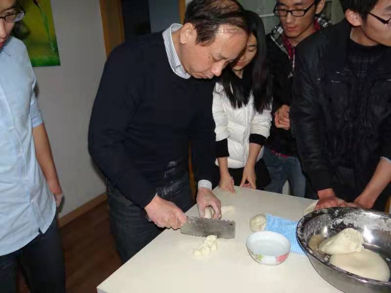 李十月跟学生一起包饺子。受访者供图