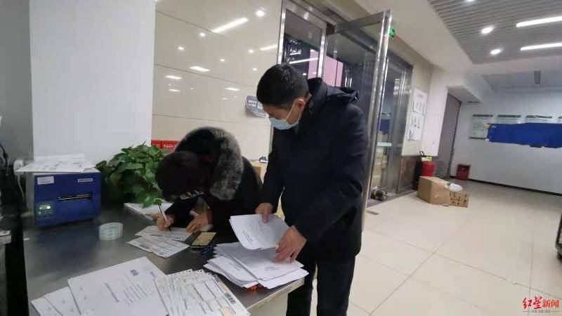 ▲吴春红向河南高院邮寄司法救助金申请材料。