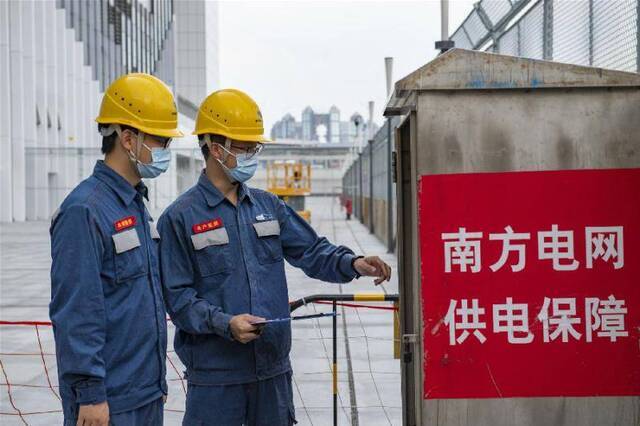 南方电网广东珠海横琴供电局工作人员在巡护横琴新口岸供电设备