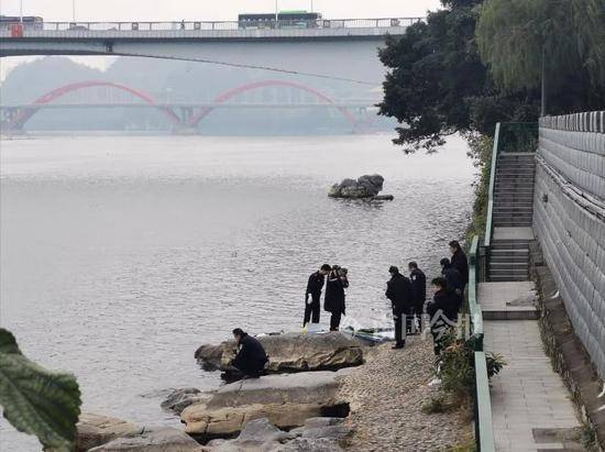 广西柳江大桥附近漂浮“黑衣男”，市民发现立马报警