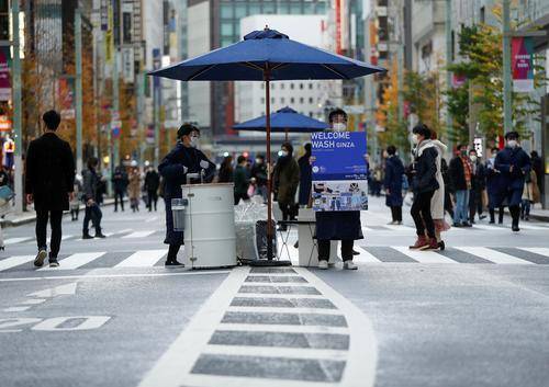 ▲19日，东京银座拍摄的一个街头移动洗手池，供来往行人洗手。