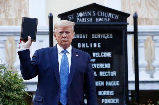 特朗普在教堂前手持《圣经》。图源美联社