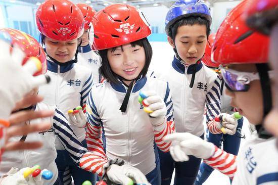 摔倒还反超夺冠的马子惠火了，记者专访这位8岁北京女孩