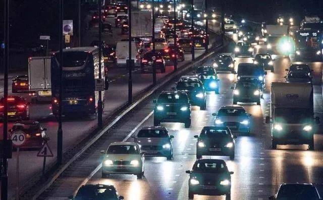 ·当地12月19日晚，在四级防控措施生效前，伦敦市区出现道路拥堵。