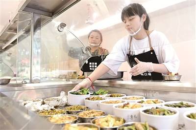 贵州省仁怀市一饭店推出小碗菜品，菜品分量是平常的三分之一，供食客结合自身的饭量和口味点餐，避免粮食浪费。图为工作人员正在分装小碗菜品。