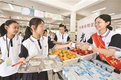 公务用餐推行标准化饮食 不得诱导误导消费者超量点餐 反食品浪费法草案提请审议