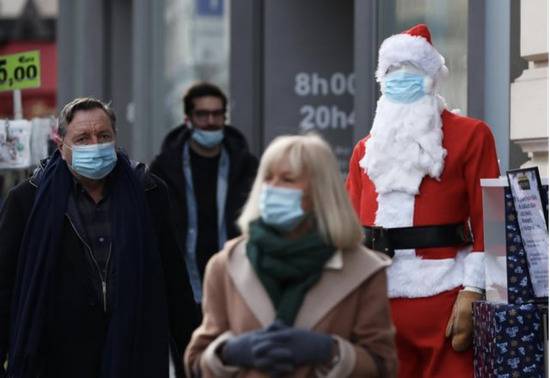 巴黎一家超市门前，圣诞老人模型也戴上了口罩图：新华社