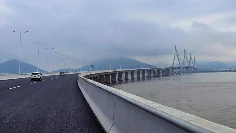 世界最大跨度串联式斜拉桥！广东珠海洪鹤大桥正式建成通车