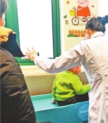 武汉儿童医院儿保科，医生正在给幼儿做体检。记者王春岚摄