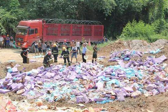 2015年7月8日，消防官兵和工作人员在中越边境云南河口集中销毁走私“僵尸肉” 670余吨。图