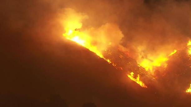 美国加州圣地亚哥爆发山火 附近地区居民紧急疏散