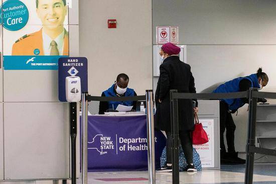 一名旅客从英国飞抵纽约肯尼迪国际机场。