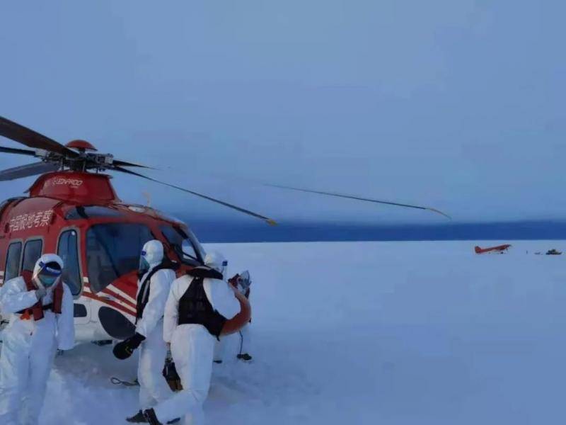“雪鹰301”直升机完成对澳大利亚南极科考队员国际协作救援第一站工作