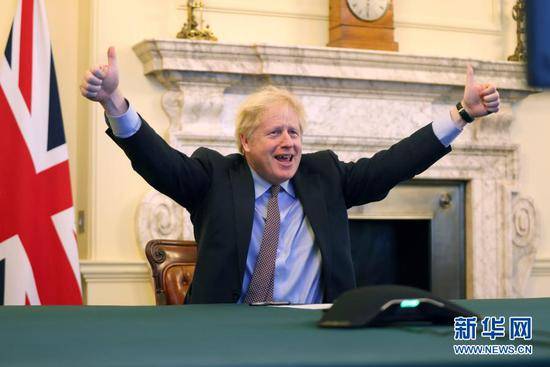 12月24日，英国首相鲍里斯·约翰逊在英国伦敦的首相府庆祝英欧双方达成协议。英国首相府供图