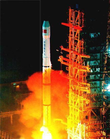 “长征三号”火箭发射“亚洲一号”通信卫星。
