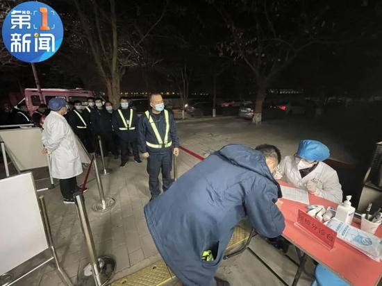 陕西省第一针新冠病毒疫苗完成接种 接种者为机场工作人员