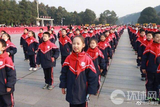 毛泽东同志诞辰127周年前一天 神舟十号载人飞船返回舱交接仪式在韶山举行