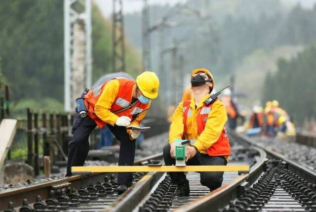 铁路工人测量数据中国铁路成都局集团有限公司供图