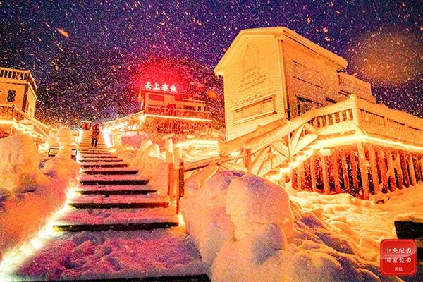 乱山残雪夜，孤烛异乡人。（新疆维吾尔自治区阿克苏市纪委监委供贺关兵摄）