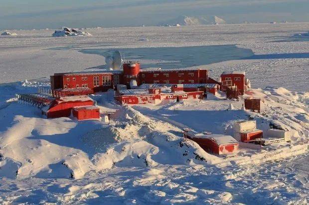 △此次出现疫情的南极贝尔纳多·奥伊金斯·里克尔梅基地（图片来源：华尔街日报）