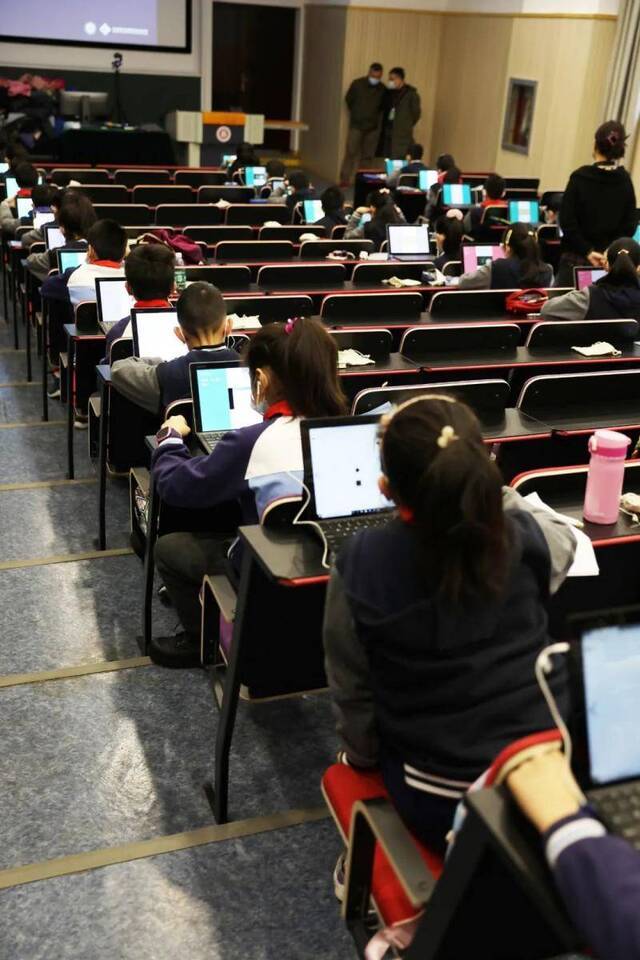 ▲全学段打通的个性化浸入式智能学习数学课