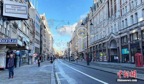 圣诞临近，英国伦敦“再度封城”。街上行人稀少，影院和非必需商店全部关闭。中新社发张梦琪摄