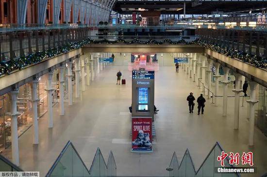 当地时间12月21日，英国伦敦圣潘克拉斯国际火车站，警察在车站内执勤。