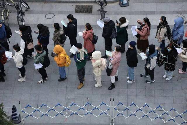 视频！考生规模再创新高！考研首日，多图直击复旦大学考点