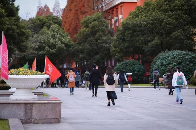 视频！考生规模再创新高！考研首日，多图直击复旦大学考点