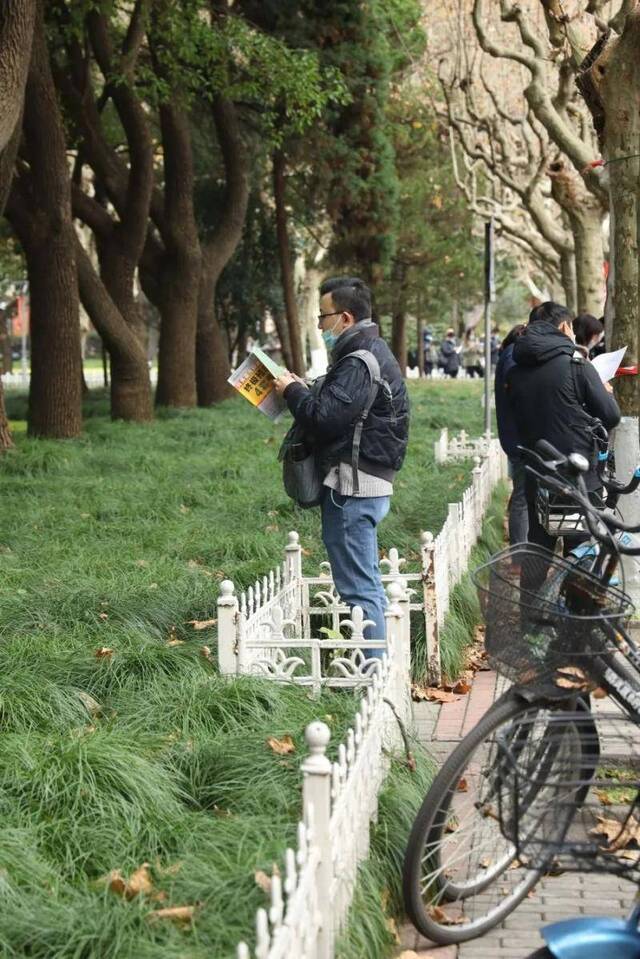 视频！考生规模再创新高！考研首日，多图直击复旦大学考点