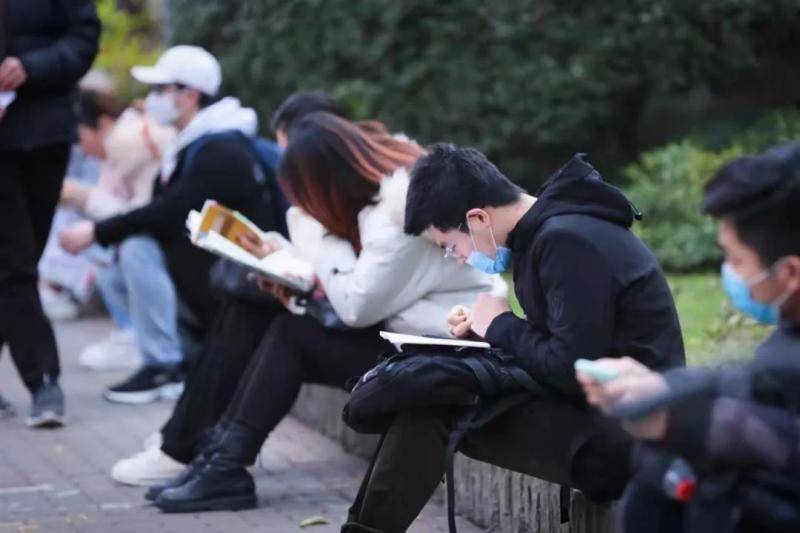 视频！考生规模再创新高！考研首日，多图直击复旦大学考点