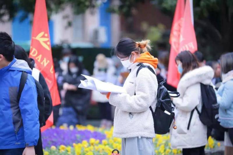 视频！考生规模再创新高！考研首日，多图直击复旦大学考点