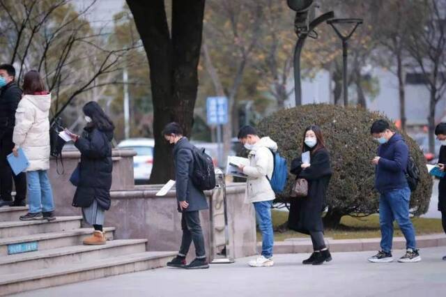 视频！考生规模再创新高！考研首日，多图直击复旦大学考点